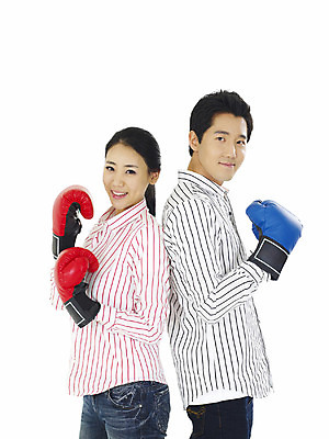 포토 스튜디오촬영 직업 학생 커플 여자 남자 대학생 포즈 실내 미소 웃음 누끼 사람 상반신 20대 성인 두명 청춘 캠퍼스라이프 경쟁 권투 글러브 권투글러브 펀치 청년만 성인만 국내포토 라이프스타일 스포츠용품 장갑 컨셉 관계 모션 표정 청년 내부 격투기 파일형식