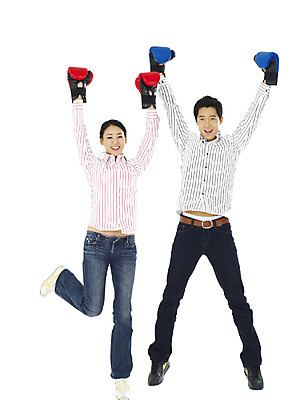 포토 스튜디오촬영 전신 직업 학생 커플 여자 남자 대학생 포즈 실내 미소 웃음 누끼 사람 20대 성인 두명 청춘 캠퍼스라이프 점프 경쟁 권투 글러브 권투글러브 펀치 청년만 성인만 국내포토 라이프스타일 스포츠용품 장갑 컨셉 관계 모션 표정 청년 내부 격투기 파일형식