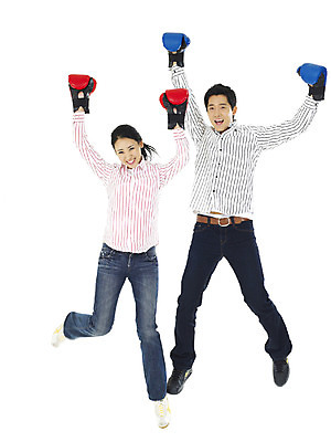 포토 스튜디오촬영 전신 직업 학생 커플 여자 남자 대학생 포즈 실내 미소 웃음 누끼 사람 20대 성인 두명 청춘 캠퍼스라이프 점프 경쟁 권투 글러브 권투글러브 펀치 청년만 성인만 국내포토 라이프스타일 스포츠용품 장갑 컨셉 관계 모션 표정 청년 내부 격투기 파일형식