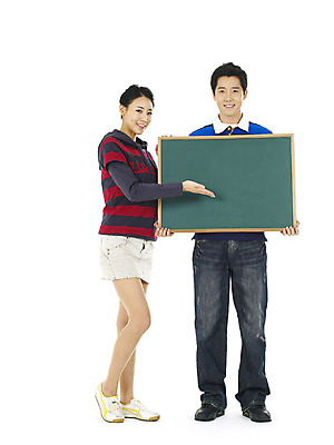 포토 스튜디오촬영 전신 직업 학생 커플 여자 남자 대학생 어깨동무 안내 알림판 실내 서기 미소 웃음 누끼 사람 손짓 20대 성인 두명 청춘 캠퍼스라이프 칠판 알림 청년만 성인만 국내포토 라이프스타일 포즈 컨셉 관계 모션 표정 청년 내부 파일형식