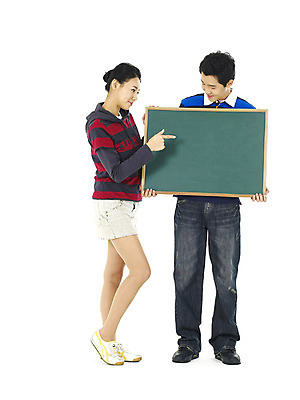 포토 스튜디오촬영 전신 직업 학생 커플 여자 남자 대학생 어깨동무 안내 알림판 실내 서기 미소 웃음 누끼 사람 손짓 20대 성인 두명 청춘 캠퍼스라이프 칠판 가리킴 알림 청년만 성인만 국내포토 라이프스타일 포즈 컨셉 관계 모션 표정 청년 내부 파일형식