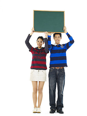 포토 스튜디오촬영 전신 직업 학생 커플 여자 남자 대학생 어깨동무 안내 알림판 실내 서기 미소 웃음 누끼 사람 20대 성인 두명 청춘 캠퍼스라이프 칠판 알림 청년만 성인만 국내포토 라이프스타일 포즈 컨셉 관계 모션 표정 청년 내부 파일형식