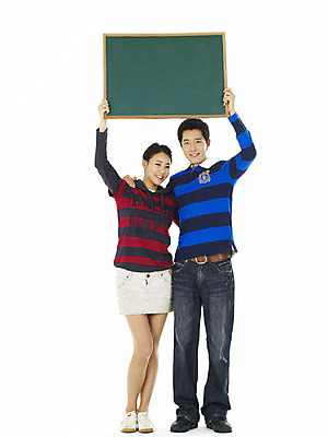 포토 스튜디오촬영 전신 직업 학생 커플 여자 남자 대학생 어깨동무 안내 알림판 실내 서기 미소 웃음 누끼 사람 20대 성인 두명 청춘 캠퍼스라이프 칠판 알림 청년만 성인만 국내포토 라이프스타일 포즈 컨셉 관계 모션 표정 청년 내부 파일형식