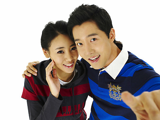 포토 스튜디오촬영 직업 학생 커플 여자 남자 대학생 어깨동무 실내 미소 웃음 사람 손짓 상반신 20대 성인 두명 청춘 캠퍼스라이프 가리킴 청년만 성인만 국내포토 라이프스타일 포즈 컨셉 관계 모션 표정 청년 내부 파일형식