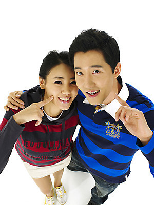 포토 스튜디오촬영 직업 학생 커플 여자 남자 대학생 어깨동무 실내 미소 웃음 사람 손짓 상반신 20대 성인 두명 청춘 캠퍼스라이프 청년만 성인만 국내포토 라이프스타일 포즈 컨셉 관계 모션 표정 청년 내부 파일형식