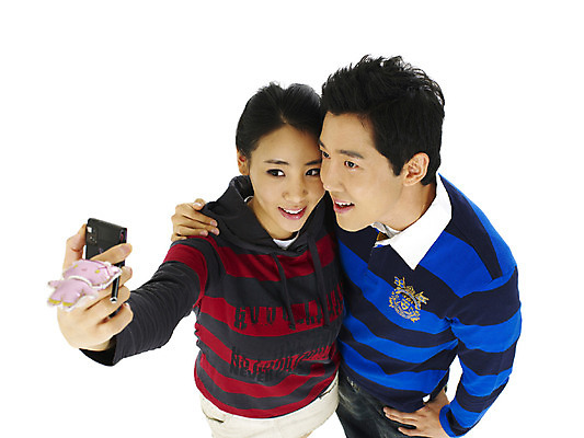 포토 스튜디오촬영 직업 학생 커플 여자 남자 대학생 어깨동무 실내 미소 웃음 누끼 사람 상반신 20대 성인 두명 스마트폰 청춘 캠퍼스라이프 사진촬영 셀프카메라 기념사진 청년만 성인만 국내포토 라이프스타일 포즈 컨셉 관계 표정 청년 내부 핸드폰 스마트기기 촬영 파일형식