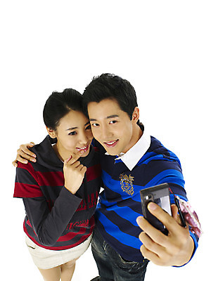 포토 스튜디오촬영 직업 학생 커플 여자 남자 대학생 어깨동무 실내 미소 웃음 누끼 사람 상반신 20대 성인 두명 스마트폰 청춘 캠퍼스라이프 사진촬영 셀프카메라 기념사진 청년만 성인만 국내포토 라이프스타일 포즈 컨셉 관계 표정 청년 내부 핸드폰 스마트기기 촬영 파일형식