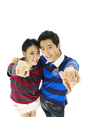 포토 스튜디오촬영 직업 학생 커플 여자 남자 대학생 어깨동무 실내 미소 웃음 누끼 사람 손짓 상반신 20대 성인 두명 청춘 캠퍼스라이프 가리킴 청년만 성인만 국내포토 라이프스타일 포즈 컨셉 관계 모션 표정 청년 내부 파일형식