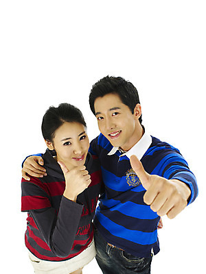 포토 스튜디오촬영 직업 학생 커플 여자 남자 대학생 어깨동무 실내 미소 웃음 누끼 사람 손짓 상반신 20대 성인 두명 청춘 캠퍼스라이프 최고 넘버원 청년만 성인만 국내포토 라이프스타일 포즈 컨셉 관계 모션 표정 청년 내부 파일형식