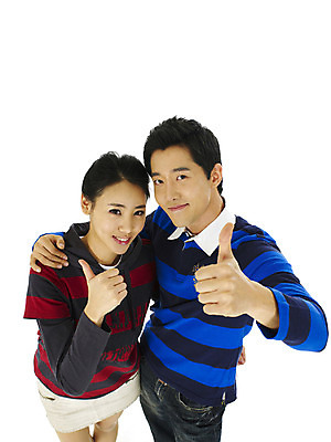 포토 스튜디오촬영 직업 학생 커플 여자 남자 대학생 어깨동무 실내 미소 웃음 사람 손짓 상반신 20대 성인 두명 청춘 캠퍼스라이프 최고 넘버원 청년만 성인만 국내포토 라이프스타일 포즈 컨셉 관계 모션 표정 청년 내부 파일형식