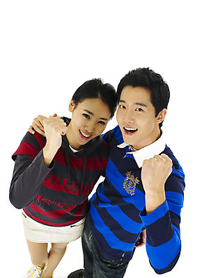 포토 스튜디오촬영 직업 학생 커플 여자 남자 대학생 어깨동무 실내 미소 웃음 누끼 사람 손짓 상반신 20대 성인 두명 청춘 캠퍼스라이프 파이팅 주먹 결심 청년만 성인만 국내포토 라이프스타일 포즈 컨셉 관계 모션 표정 청년 내부 파일형식