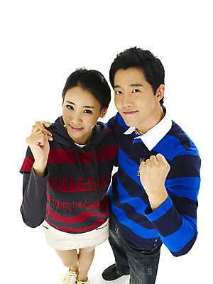 포토 스튜디오촬영 직업 학생 커플 여자 남자 대학생 어깨동무 실내 미소 웃음 누끼 사람 손짓 상반신 20대 성인 두명 청춘 캠퍼스라이프 파이팅 주먹 결심 청년만 성인만 국내포토 라이프스타일 포즈 컨셉 관계 모션 표정 청년 내부 파일형식