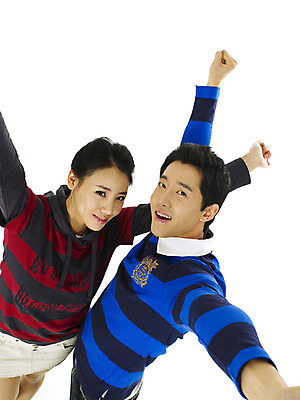 포토 스튜디오촬영 직업 학생 커플 여자 남자 대학생 실내 미소 웃음 사람 상반신 20대 성인 두명 청춘 캠퍼스라이프 주먹 만세 청년만 성인만 국내포토 라이프스타일 컨셉 관계 모션 표정 청년 내부 파일형식