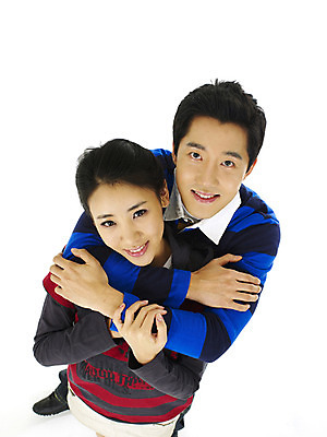 포토 스튜디오촬영 직업 학생 커플 여자 남자 행복 대학생 포옹 실내 미소 웃음 누끼 사람 상반신 20대 성인 두명 청춘 캠퍼스라이프 청년만 성인만 국내포토 라이프스타일 감정 컨셉 관계 안기 표정 청년 내부 파일형식