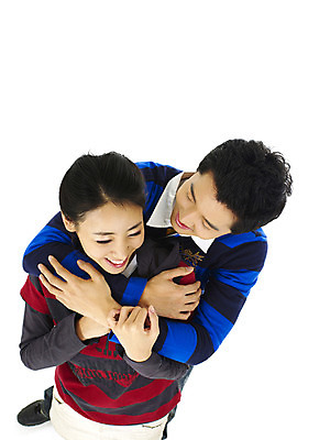 포토 스튜디오촬영 직업 학생 커플 여자 남자 행복 대학생 포옹 실내 미소 웃음 누끼 사람 상반신 20대 성인 두명 청춘 캠퍼스라이프 청년만 성인만 국내포토 라이프스타일 감정 컨셉 관계 안기 표정 청년 내부 파일형식