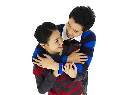 포토 스튜디오촬영 직업 학생 커플 여자 남자 행복 대학생 포옹 실내 미소 웃음 누끼 사람 상반신 20대 성인 두명 청춘 캠퍼스라이프 청년만 성인만 국내포토 라이프스타일 감정 컨셉 관계 안기 표정 청년 내부 파일형식