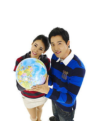 포토 스튜디오촬영 직업 학생 커플 여자 남자 지구 대학생 지도 실내 미소 웃음 누끼 사람 상반신 20대 성인 두명 청춘 지구본 캠퍼스라이프 청년만 성인만 국내포토 라이프스타일 컨셉 관계 표정 청년 내부 파일형식