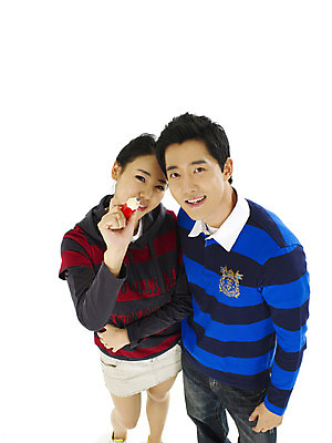 포토 스튜디오촬영 직업 학생 커플 여자 남자 대학생 실내 미소 웃음 누끼 사람 상반신 20대 성인 두명 청춘 연필 캠퍼스라이프 청년만 성인만 국내포토 라이프스타일 컨셉 관계 학용품 표정 청년 내부 필기구 파일형식