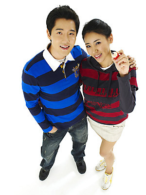 포토 스튜디오촬영 전신 직업 학생 커플 여자 남자 대학생 어깨동무 실내 서기 미소 웃음 누끼 사람 20대 성인 두명 청춘 연필 캠퍼스라이프 청년만 성인만 국내포토 라이프스타일 포즈 컨셉 관계 모션 학용품 표정 청년 내부 필기구 파일형식