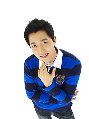 포토 스튜디오촬영 직업 학생 남자 대학생 실내 한명 미소 웃음 누끼 사람 손짓 상반신 20대 성인 청춘 캠퍼스라이프 남자만 남자한명만 성인남자만 청년만 청년남자만 청년남자한명만 성인한명만 성인남자한명만 성인만 국내포토 1 라이프스타일 컨셉 모션 표정 청년 내부 파일형식