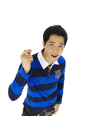 포토 스튜디오촬영 직업 학생 남자 대학생 실내 한명 미소 웃음 누끼 사람 손짓 상반신 20대 성인 청춘 캠퍼스라이프 기쁨 남자만 남자한명만 성인남자만 청년만 청년남자만 청년남자한명만 성인한명만 성인남자한명만 성인만 국내포토 1 라이프스타일 감정 컨셉 모션 표정 청년 내부 파일형식