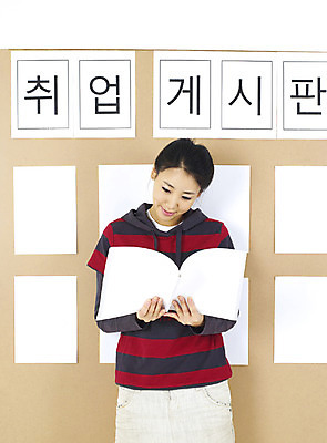 포토 JPG 스튜디오촬영 직업 학생 여자 종이 대학생 알림판 실내 한명 사람 상반신 20대 성인 청춘 캠퍼스라이프 문서 여자만 여자한명만 성인여자만 청년만 청년여자만 성인한명만 청년여자한명만 성인여자한명만 성인만 국내포토 1 라이프스타일 컨셉 청년 내부 파일형식