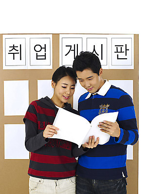 포토 JPG 스튜디오촬영 직업 학생 커플 여자 남자 종이 대학생 알림판 실내 사람 상반신 20대 성인 두명 청춘 캠퍼스라이프 구직 문서 청년만 성인만 국내포토 라이프스타일 컨셉 관계 청년 내부 파일형식