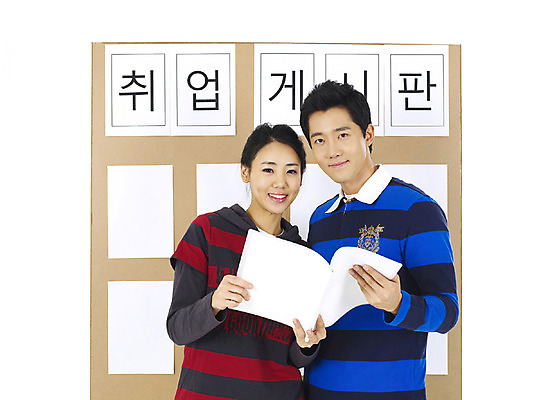 포토 JPG 스튜디오촬영 직업 학생 커플 여자 남자 종이 대학생 알림판 실내 사람 상반신 20대 성인 두명 청춘 캠퍼스라이프 구직 문서 청년만 성인만 국내포토 라이프스타일 컨셉 관계 청년 내부 파일형식