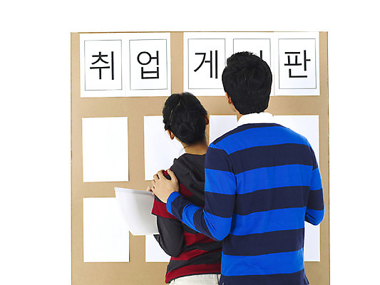 포토 JPG 스튜디오촬영 직업 학생 커플 여자 남자 종이 대학생 알림판 실내 사람 상반신 20대 성인 두명 뒷모습 청춘 캠퍼스라이프 구직 문서 청년만 성인만 국내포토 라이프스타일 뷰포인트 컨셉 관계 청년 내부 파일형식