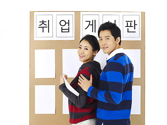 포토 JPG 스튜디오촬영 직업 학생 커플 여자 남자 종이 대학생 알림판 실내 사람 상반신 20대 성인 두명 청춘 캠퍼스라이프 구직 문서 청년만 성인만 국내포토 라이프스타일 컨셉 관계 청년 내부 파일형식