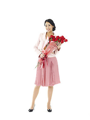 포토 JPG 스튜디오촬영 전신 여자 꽃 행복 꽃다발 프로포즈 실내 사랑 한명 서기 미소 웃음 누끼 사람 이벤트 20대 성인 장미 표현 여자만 여자한명만 성인여자만 청년만 청년여자만 성인한명만 청년여자한명만 성인여자한명만 성인만 국내포토 식물 1 감정 모션 표정 청년 내부 파일형식