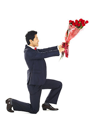 포토 JPG 스튜디오촬영 전신 남자 꽃 행복 꽃다발 프로포즈 실내 사랑 한명 미소 웃음 누끼 사람 정장 턱시도 이벤트 20대 성인 장미 표현 무릎꿇기 남자만 남자한명만 성인남자만 청년만 청년남자만 청년남자한명만 성인한명만 성인남자한명만 성인만 국내포토 식물 1 옷 감정 모션 표정 청년 내부 파일형식