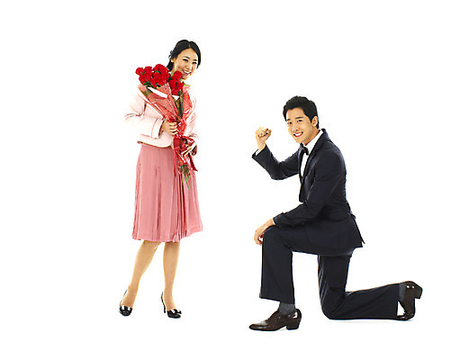 포토 JPG 스튜디오촬영 전신 커플 여자 남자 꽃 행복 꽃다발 프로포즈 성공 실내 사랑 서기 미소 웃음 누끼 사람 정장 턱시도 이벤트 20대 성인 두명 청춘 장미 표현 무릎꿇기 승낙 청년만 성인만 국내포토 식물 옷 감정 컨셉 관계 모션 표정 청년 내부 파일형식