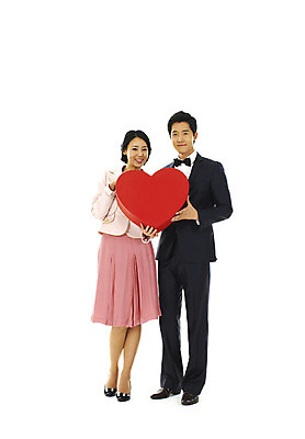 포토 JPG 전신 커플 여자 남자 행복 프로포즈 스튜디오 실내 선물 사랑 서기 미소 웃음 누끼 사람 정장 턱시도 이벤트 20대 성인 두명 선물상자 청춘 하트 표현 하트상자 청년만 성인만 국내포토 모양 옷 감정 컨셉 관계 모션 표정 청년 내부 상자 파일형식