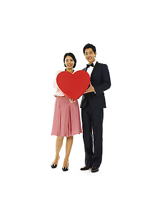 포토 JPG 전신 커플 여자 남자 행복 프로포즈 스튜디오 실내 선물 사랑 서기 미소 웃음 누끼 사람 정장 턱시도 이벤트 20대 성인 두명 선물상자 청춘 하트 표현 하트상자 청년만 성인만 국내포토 모양 옷 감정 컨셉 관계 모션 표정 청년 내부 상자 파일형식