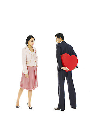 포토 JPG 전신 커플 여자 남자 행복 프로포즈 스튜디오 실내 선물 사랑 서기 미소 웃음 누끼 사람 정장 턱시도 이벤트 20대 성인 두명 뒷모습 선물상자 청춘 하트 표현 하트상자 청년만 성인만 돌아서기 국내포토 모양 옷 감정 뷰포인트 컨셉 관계 모션 표정 청년 내부 상자 파일형식