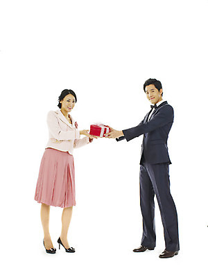 포토 JPG 전신 커플 여자 남자 행복 프로포즈 스튜디오 실내 선물 사랑 서기 미소 웃음 누끼 사람 정장 턱시도 이벤트 20대 성인 두명 선물상자 청춘 표현 청년만 성인만 국내포토 옷 감정 컨셉 관계 모션 표정 청년 내부 상자 파일형식