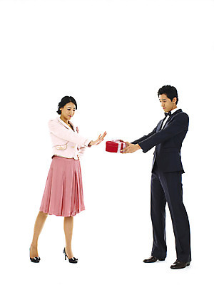 포토 JPG 전신 커플 여자 남자 행복 프로포즈 스튜디오 실내 선물 사랑 서기 미소 웃음 누끼 사람 정장 턱시도 이벤트 20대 성인 두명 선물상자 청춘 표현 좌절 거절 사양 청년만 성인만 국내포토 옷 감정 컨셉 관계 모션 표정 청년 내부 상자 파일형식