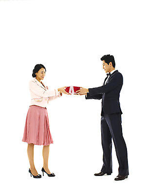 포토 JPG 전신 커플 여자 남자 행복 프로포즈 스튜디오 실내 선물 사랑 서기 미소 웃음 누끼 사람 정장 턱시도 이벤트 20대 성인 두명 선물상자 청춘 표현 청년만 성인만 국내포토 옷 감정 컨셉 관계 모션 표정 청년 내부 상자 파일형식