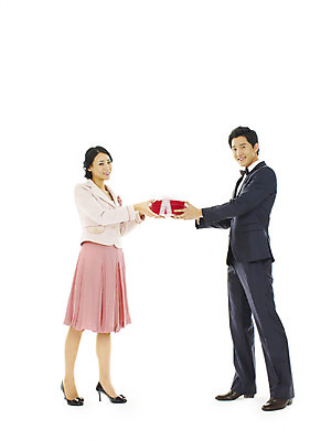 포토 JPG 전신 커플 여자 남자 행복 프로포즈 스튜디오 실내 선물 사랑 서기 미소 웃음 누끼 사람 정장 턱시도 이벤트 20대 성인 두명 선물상자 청춘 표현 청년만 성인만 국내포토 옷 감정 컨셉 관계 모션 표정 청년 내부 상자 파일형식