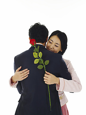 포토 JPG 스튜디오촬영 커플 여자 남자 꽃 행복 프로포즈 포옹 실내 사랑 미소 웃음 누끼 사람 이벤트 상반신 20대 성인 두명 뒷모습 청춘 장미 표현 청년만 성인만 돌아서기 국내포토 식물 감정 뷰포인트 컨셉 관계 안기 모션 표정 청년 내부 파일형식