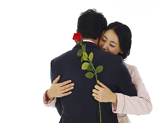 포토 JPG 스튜디오촬영 커플 여자 남자 꽃 행복 프로포즈 포옹 실내 사랑 미소 웃음 누끼 사람 이벤트 상반신 20대 성인 두명 뒷모습 청춘 장미 표현 청년만 성인만 돌아서기 국내포토 식물 감정 뷰포인트 컨셉 관계 안기 모션 표정 청년 내부 파일형식