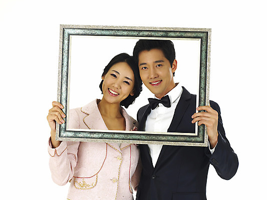 포토 JPG 스튜디오촬영 커플 여자 남자 행복 액자 프레임 실내 액자틀 사랑 틀 미소 웃음 누끼 사람 정장 턱시도 이벤트 상반신 20대 성인 두명 청춘 표현 청년만 성인만 국내포토 옷 감정 컨셉 관계 표정 청년 내부 파일형식