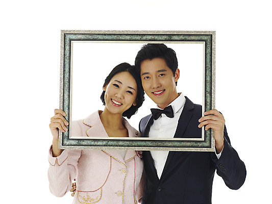 포토 JPG 스튜디오촬영 커플 여자 남자 행복 액자 프레임 실내 액자틀 사랑 틀 미소 웃음 누끼 사람 정장 턱시도 이벤트 상반신 20대 성인 두명 청춘 표현 청년만 성인만 국내포토 옷 감정 컨셉 관계 표정 청년 내부 파일형식