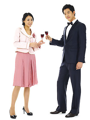 포토 JPG 스튜디오촬영 전신 커플 여자 남자 행복 잔 실내 사랑 미소 웃음 누끼 사람 정장 턱시도 이벤트 20대 성인 두명 청춘 와인 표현 건배 청년만 성인만 국내포토 식기 옷 감정 컨셉 관계 주류 표정 청년 내부 파일형식