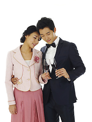 포토 JPG 스튜디오촬영 커플 여자 남자 행복 잔 실내 사랑 미소 웃음 누끼 사람 정장 턱시도 이벤트 상반신 20대 성인 두명 청춘 와인 표현 건배 청년만 성인만 내려보기 국내포토 식기 옷 감정 컨셉 관계 모션 주류 표정 청년 내부 파일형식