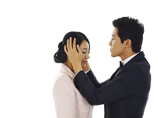 포토 JPG 스튜디오촬영 커플 여자 남자 행복 프로포즈 키스 실내 사랑 미소 웃음 누끼 사람 정장 턱시도 이벤트 상반신 20대 성인 두명 청춘 눈감음 표현 청년만 성인만 국내포토 옷 감정 컨셉 관계 모션 표정 청년 내부 애정표현 파일형식