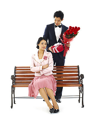 포토 JPG 전신 커플 여자 남자 꽃 행복 꽃다발 프로포즈 벤치 의자 스튜디오 실내 선물 사랑 서기 미소 웃음 누끼 사람 앉기 정장 턱시도 이벤트 20대 성인 두명 선물상자 청춘 장미 표현 청년만 성인만 내려보기 국내포토 식물 옷 감정 가구 컨셉 관계 모션 표정 청년 내부 상자 파일형식
