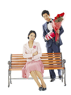 포토 JPG 전신 커플 여자 남자 꽃 행복 꽃다발 프로포즈 벤치 의자 스튜디오 실내 선물 사랑 서기 미소 웃음 누끼 사람 앉기 정장 턱시도 이벤트 20대 성인 두명 선물상자 청춘 장미 표현 청년만 성인만 국내포토 식물 옷 감정 가구 컨셉 관계 모션 표정 청년 내부 상자 파일형식