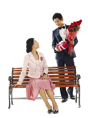 포토 JPG 전신 커플 여자 남자 꽃 행복 꽃다발 프로포즈 벤치 의자 스튜디오 실내 선물 사랑 서기 미소 웃음 누끼 사람 앉기 정장 턱시도 이벤트 20대 성인 두명 선물상자 청춘 장미 마주보기 표현 청년만 성인만 국내포토 식물 옷 감정 가구 컨셉 관계 모션 표정 청년 내부 상자 파일형식